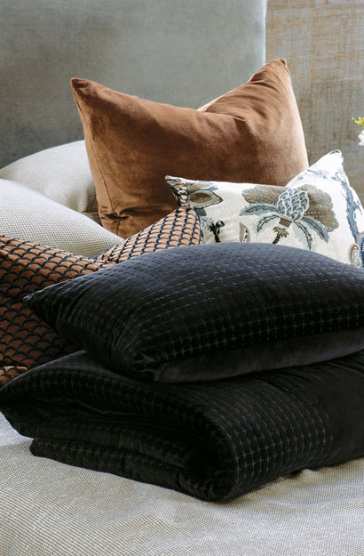 Petalo Black Cushion